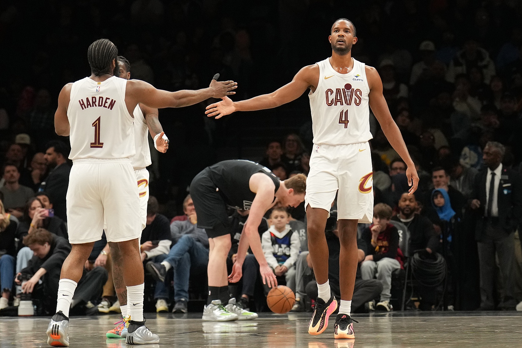 开云登录入口-媒体人：莫布里基本属于不会投篮 米切尔哈登肯定能看出&amp;但不会说